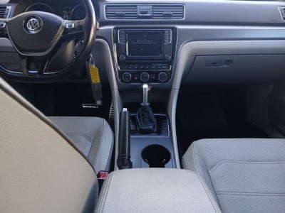 2018 Volkswagen Passat R-Line