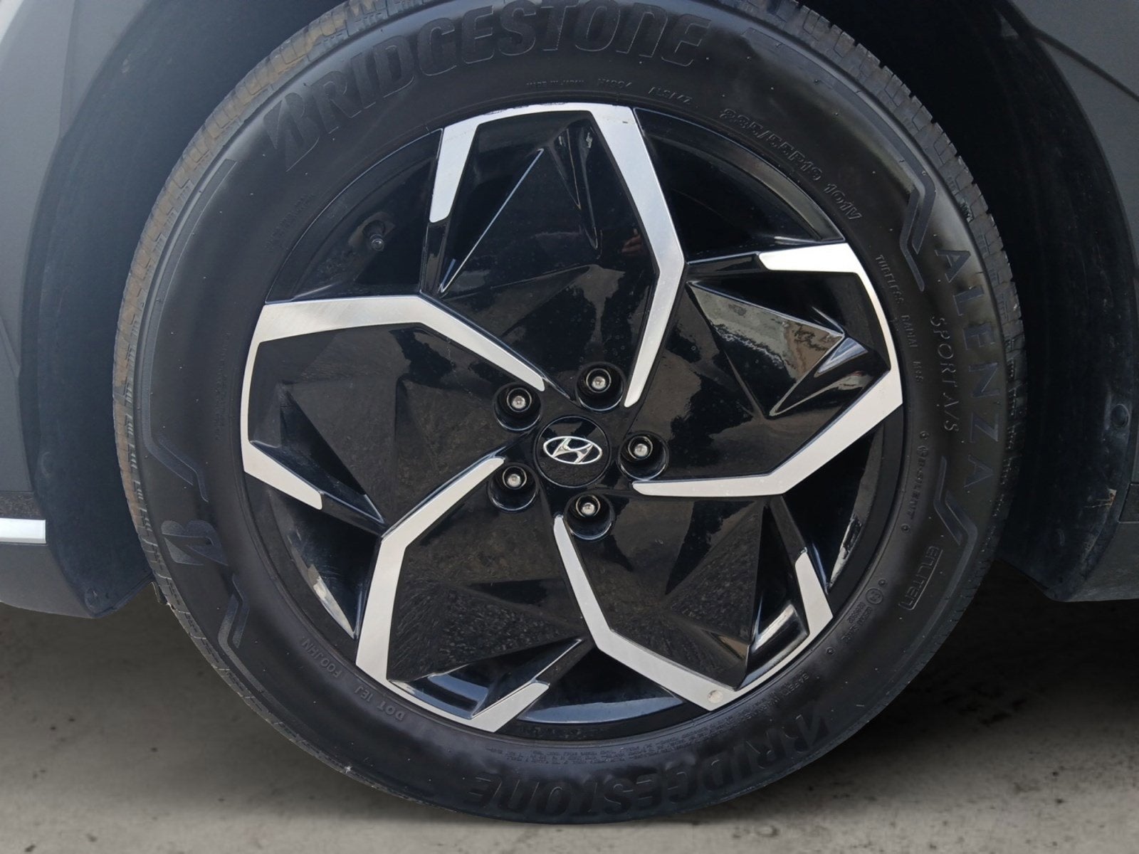 2024 Hyundai IONIQ 5 SE W/ GPS NAVIGATION & BACK-UP CAMERA