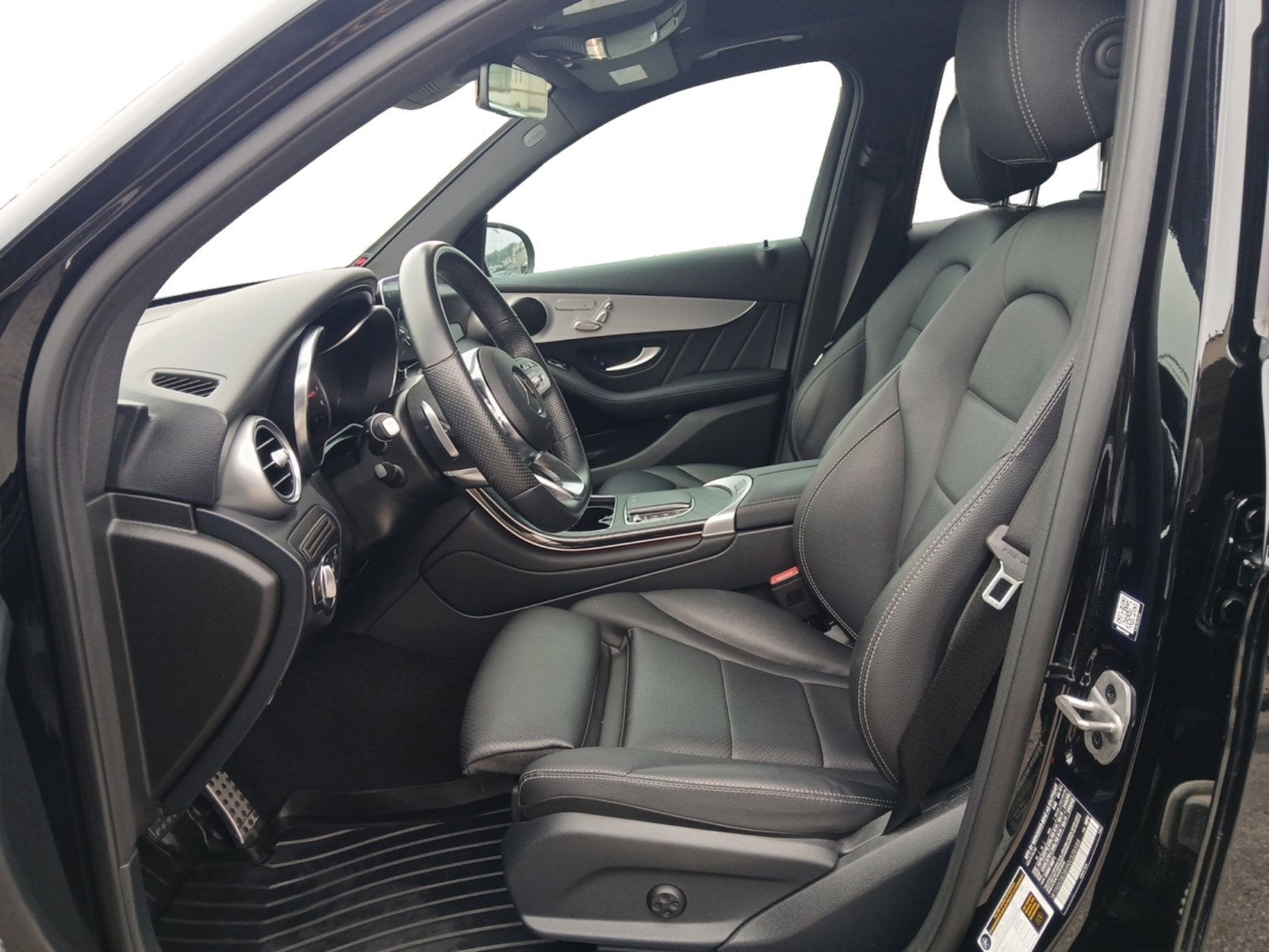 2022 Mercedes-Benz GLC GLC 300 W/ PANORAMA SUNROOF & BACK-UP CAMERA