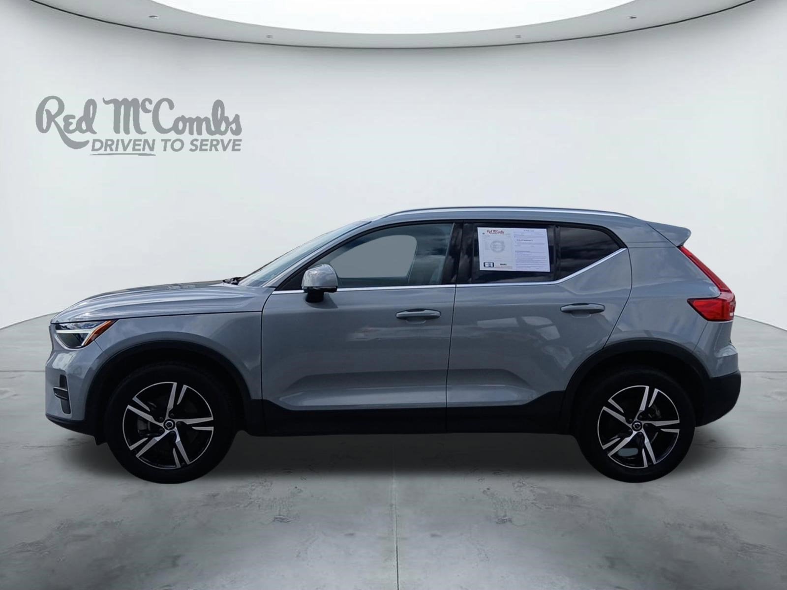 2024 Volvo XC40 B5 Core W/ POWER TAILGATE & PANORAMIC MOONROOF